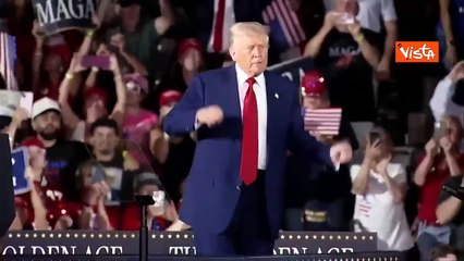 La Trump-dance sul palco del Michigan per celebrare i 100 giorni del suo Governo