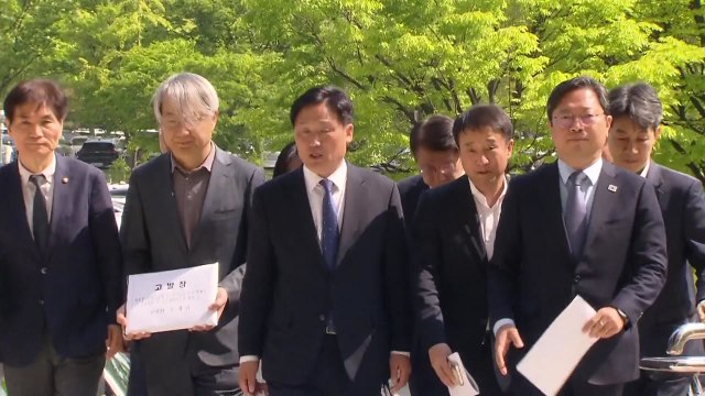 문 전 대통령, 뇌물죄 수사 검사 고발... 정치 탄압 / YTN