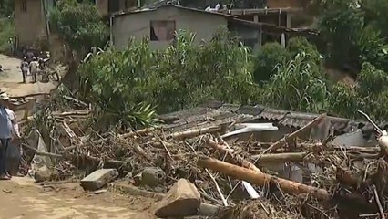 Quebrada arrasó con una casa en Medellín: murió una madre y su hijo de 13 años sigue desaparecido