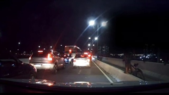 Homens armados assaltam carros durante engarrafamento em avenida principal de capital; assista