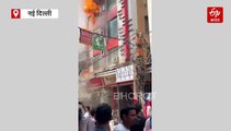 दिल्ली की गांधीनगर मार्केट के कपड़ा शोरूम में लगी भीषण आग, लाखों का सामान जलकर खाक