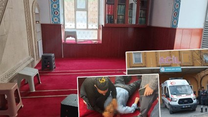 Camide namaz kılarken bıçaklandı