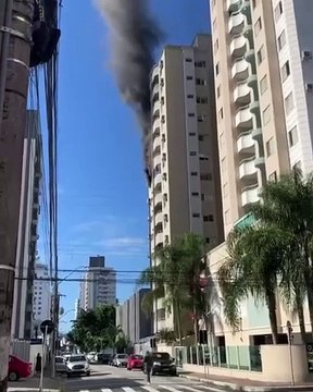 Imagens do incêndio que ocorreu agora a pouco em Campinas (incêndio já controlado pelos bombeiros e não há feridos até o momento)
