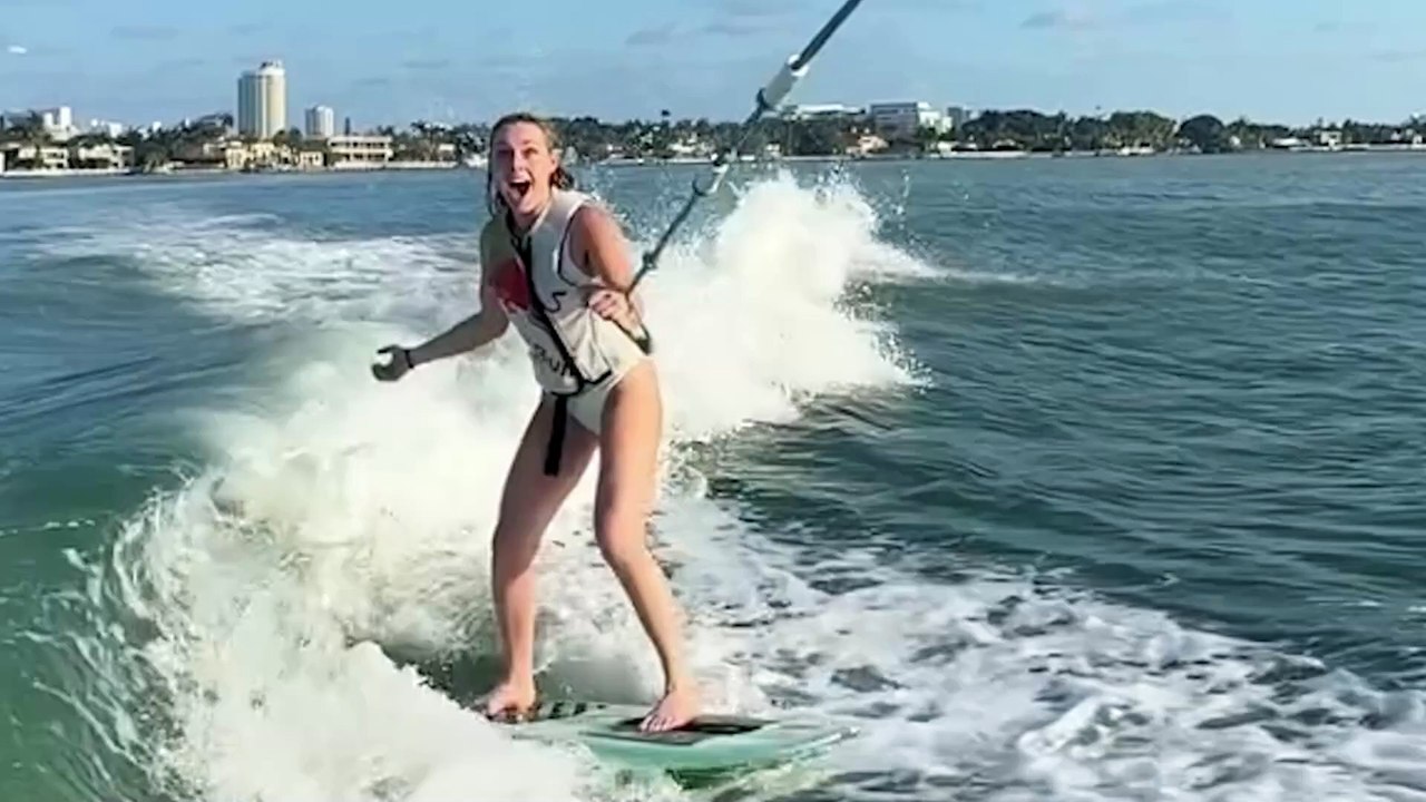 Dallo sci alla meraviglia del mare: Lindsey Vonn fa un incontro inaspettato sul wakesurf