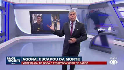 Carro é atingido por madeira que caiu de obra em SP