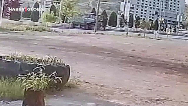 Otomobil traktöre bağlı su tankerine çarptı! O anlar kamerada