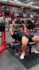 Il lâche la barre en plein développé couché