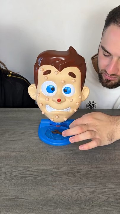Il a tellement de boutons !