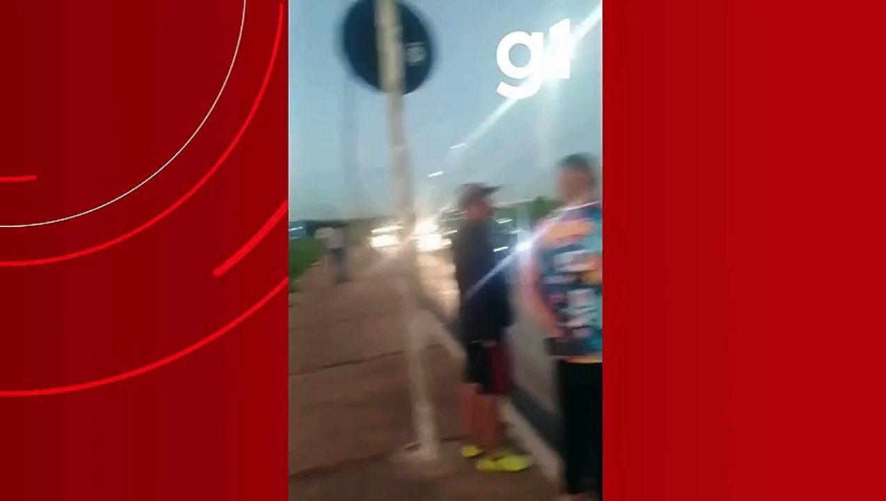 Estudante em frente a escola e motorista foge