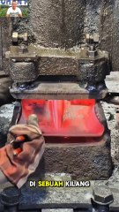 Luar Biasa! Pekerja Teliti Ini Mahir Mengendalikan Mesin Cetak Scoup