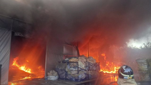 경기 화성시 재활용 업체 창고 불...한때 대응 1단계 발령 / YTN