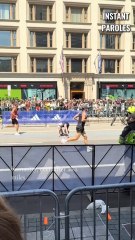 Cet homme s’arrête en plein marathon pour aider un coureur à finir la course