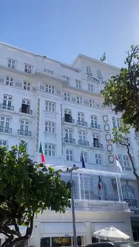 Fãs aguardam Lady Gaga no Copacabana Palace, mas quem aparece é o Stitch