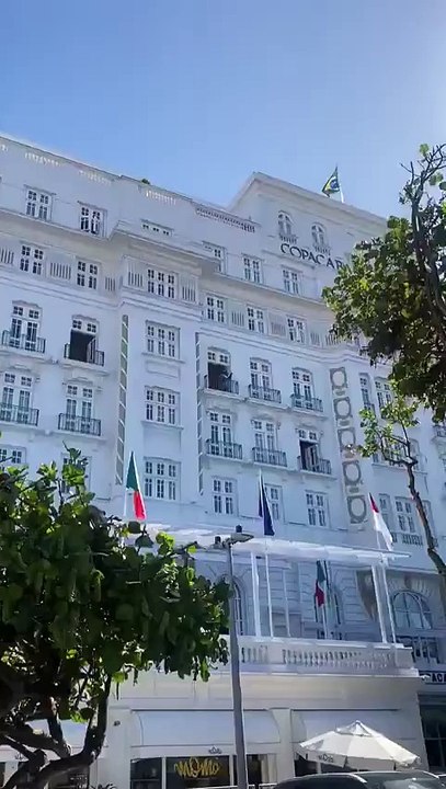 Fãs aguardam Lady Gaga no Copacabana Palace, mas quem aparece é o Stitch