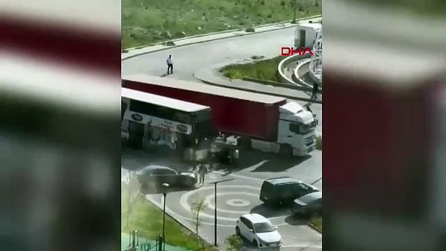 Otobüs şoförü ve motosikletli yumruk yumruğa