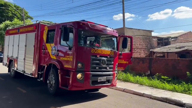 Incêndio atinge casa abandonada e assusta moradores no Parque Laranjeiras, em Umuarama