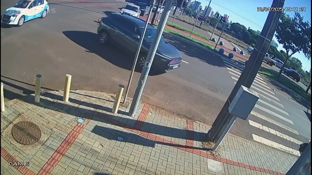 Carros são destruídos em incêndio que atingiu oficina mecânica