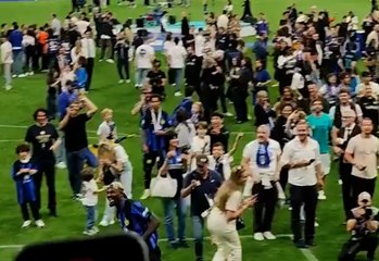 La afición del Inter canta "Blanquinegro el que no bote" y Marcus Thuram... ¡se pone a botar!