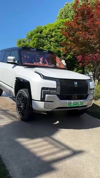 El Yangwang U8 de BYD flotando en un río en China