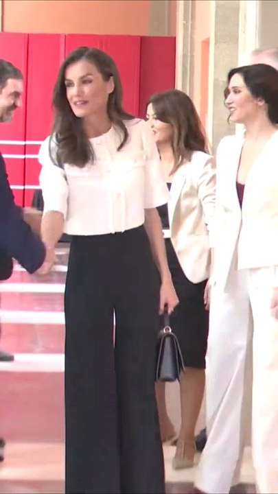 Queen Letizia captivates the fashion scene, turning heads and setting trends