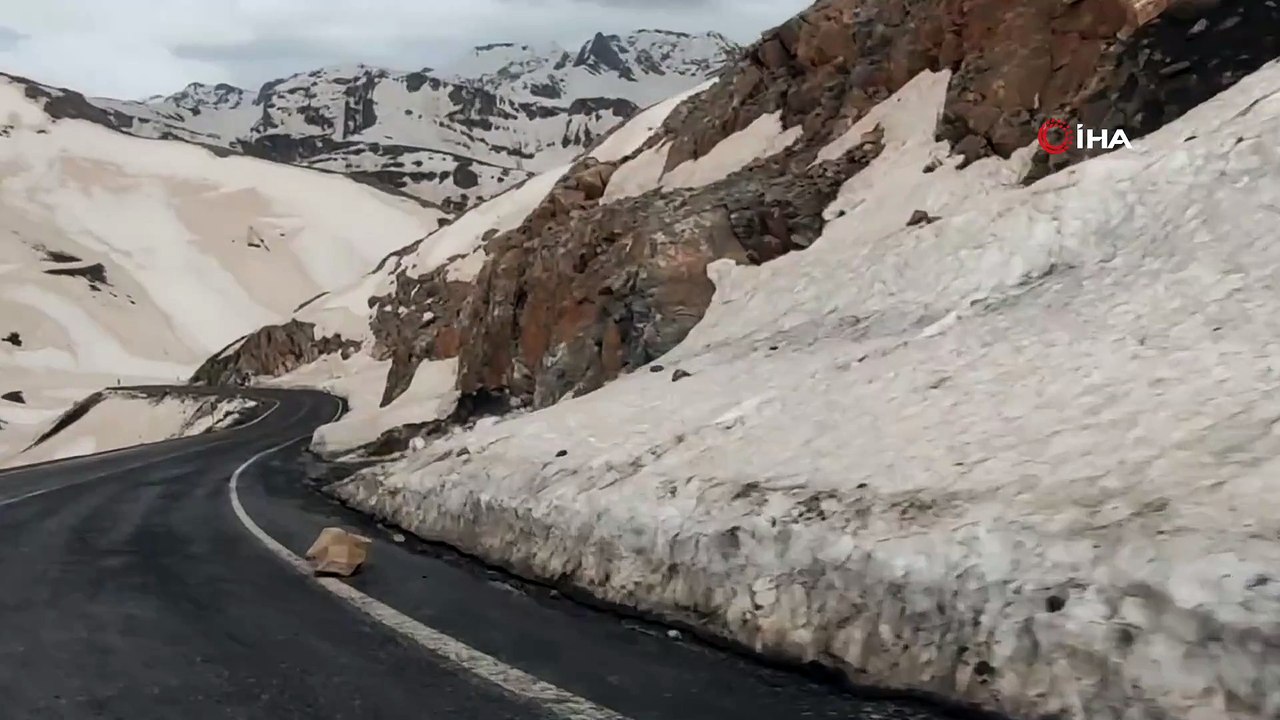 Van'da dağdan koparak yola düşen kaya parçaları büyük tehlike saçıyor, müdahale gerekiyor