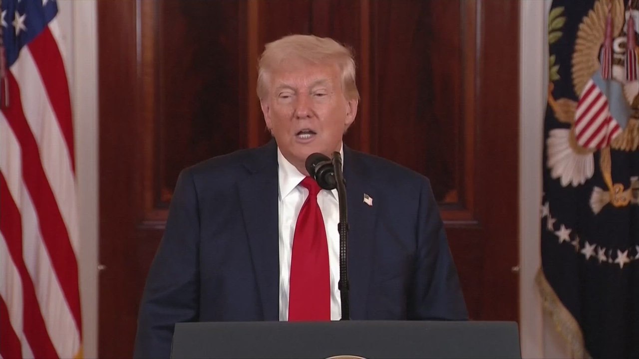 Trump Wraps Up Business Meeting with Humor: Newcomers Get Oval Tour, Veterans Count Their Cash!