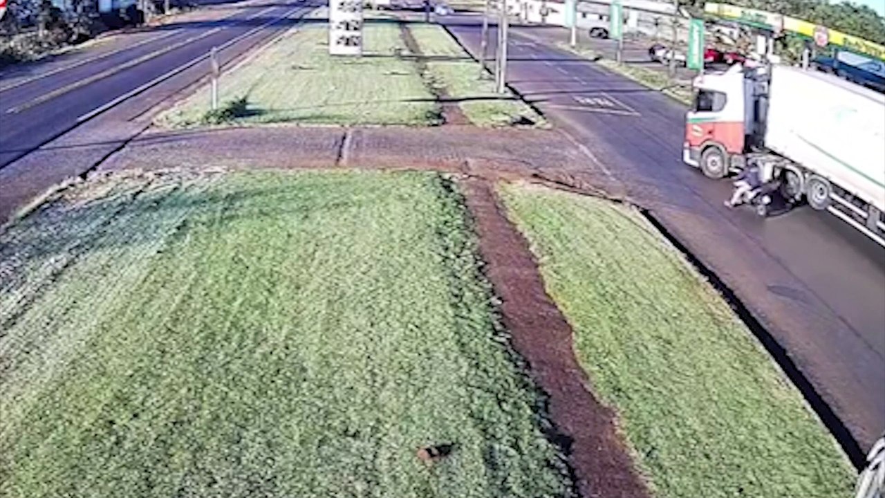Câmera flagra acidente entre moto e carreta em Santa Tereza do Oeste