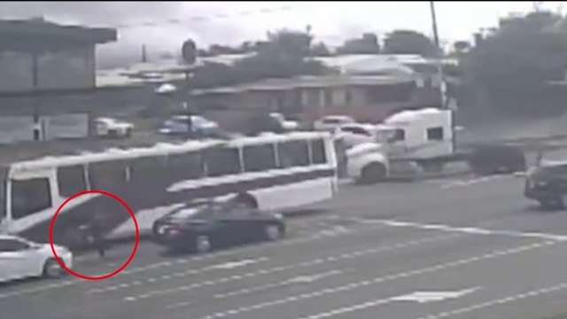 tn7-Vendedor de Patty estuvo a segundos de ser atropellado por el tráiler sin frenos en Ruta 32-300425