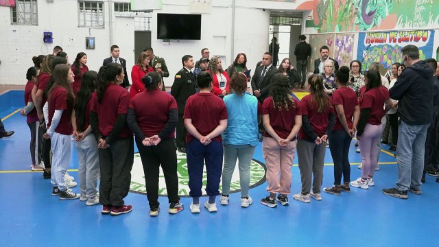 Colombia libera a casi 100 mujeres encarceladas por tráfico de drogas