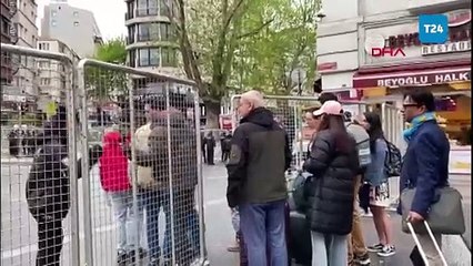 Taksim'de yollar trafiğe kapatıldı: Vatandaşlar işlerine yürüyerek gitti, turistler ellerinde bavullarıyla araç aradı