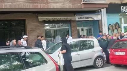 Los agentes reduciendo a Colin en la avenida de la Hispanidad de Alcoy, para poder colocarle los grilletes.