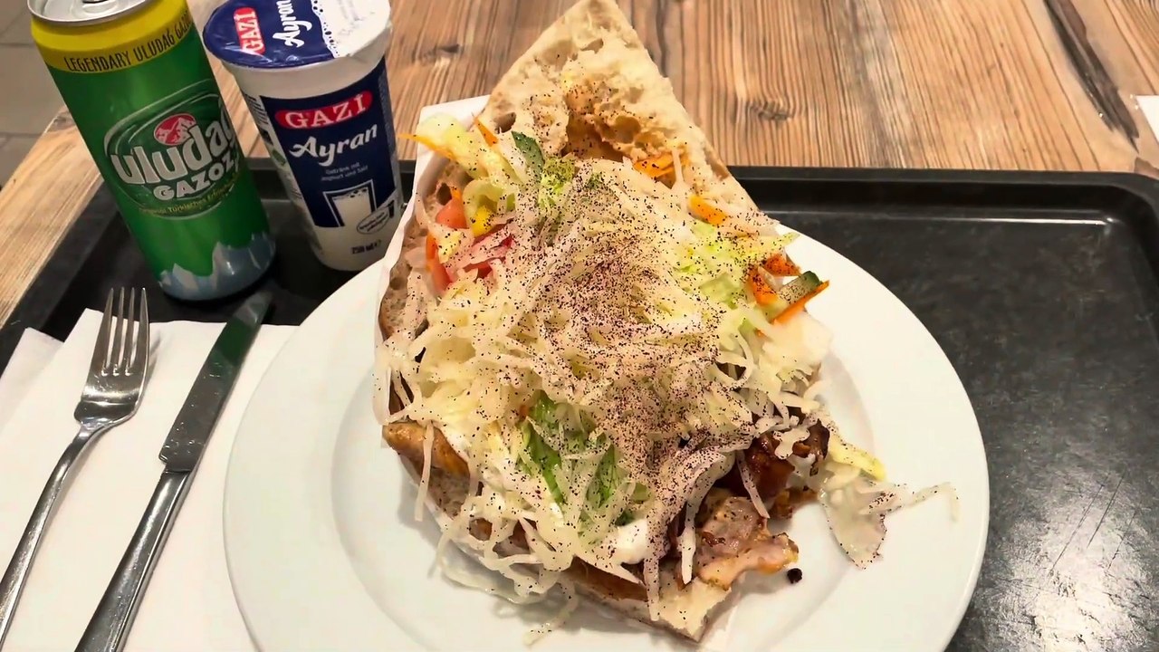 Ich teste den Döner im BraWoPark Braunschweig ｜ Food Review ｜ Teddy D. Dragon