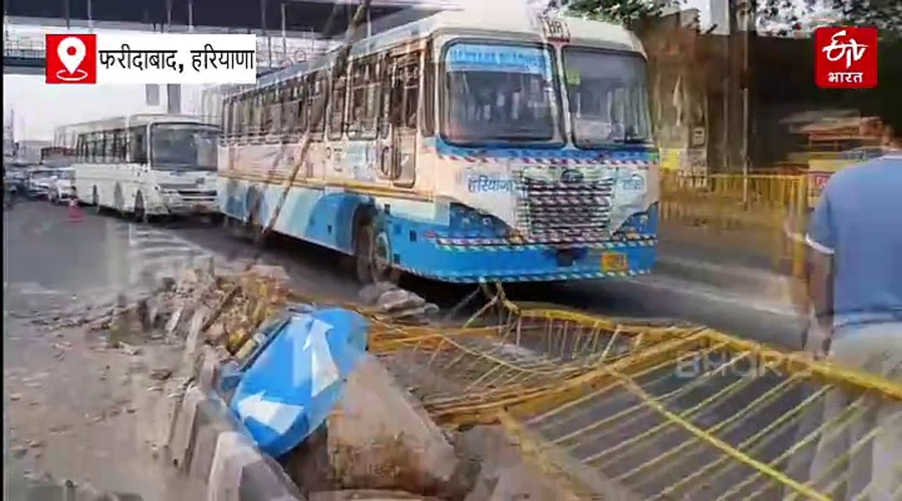 फरीदाबाद में हादसा टला, प्लास्टिक स्क्रैप से भरा ट्रक पलटा, चालक को नींद की झपकी आने से दूसरी लेन में गिरा