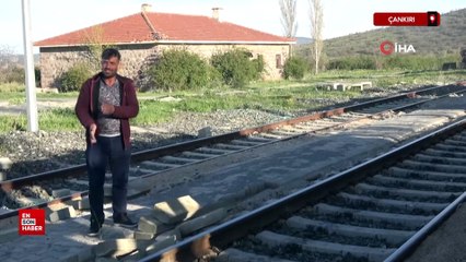 Çankırı'da 6 aydır paralarını alamayan ustalar, yaptıkları taşları söktü