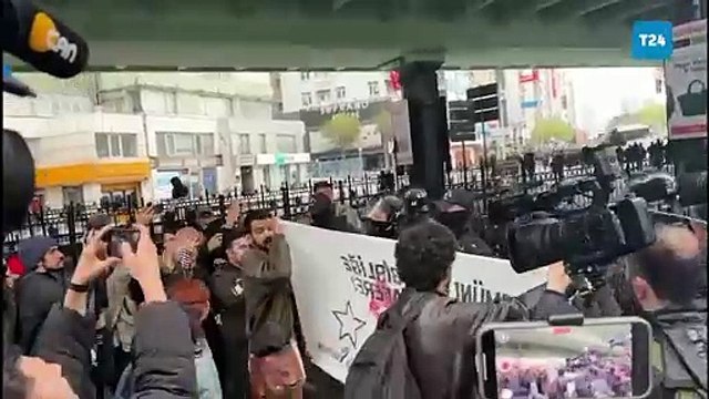 Polis Büyükdere Caddesi üzerinde Taksim’e yürümek isteyen bir vatandaşa müdahale etti.