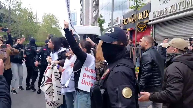 Mecidiyeköy’de bej şapkalı bir sivil polisi, gösterici sanan çevik kuvvet ekipleri gözaltına almak istedi. Uyarı üzerine müdahaleden vazgeçildi.