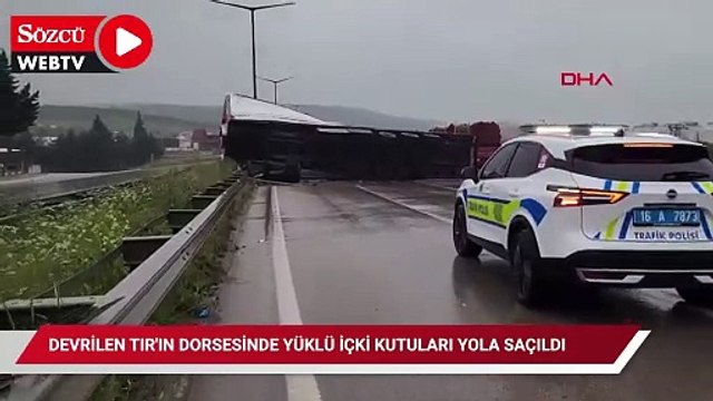 Devrilen TIR'ın dorsesinde yüklü içki kutuları yola saçıldı
