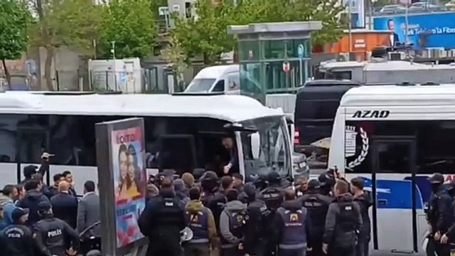 Mahmut Tanal ablukaya alınınca gözaltı aracına çıktı