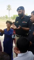 اس بچے نے سندھی زبان میں پولیس والے کو کیا بولا ہےبچے کی معصومیت_20250430_215054 (1)