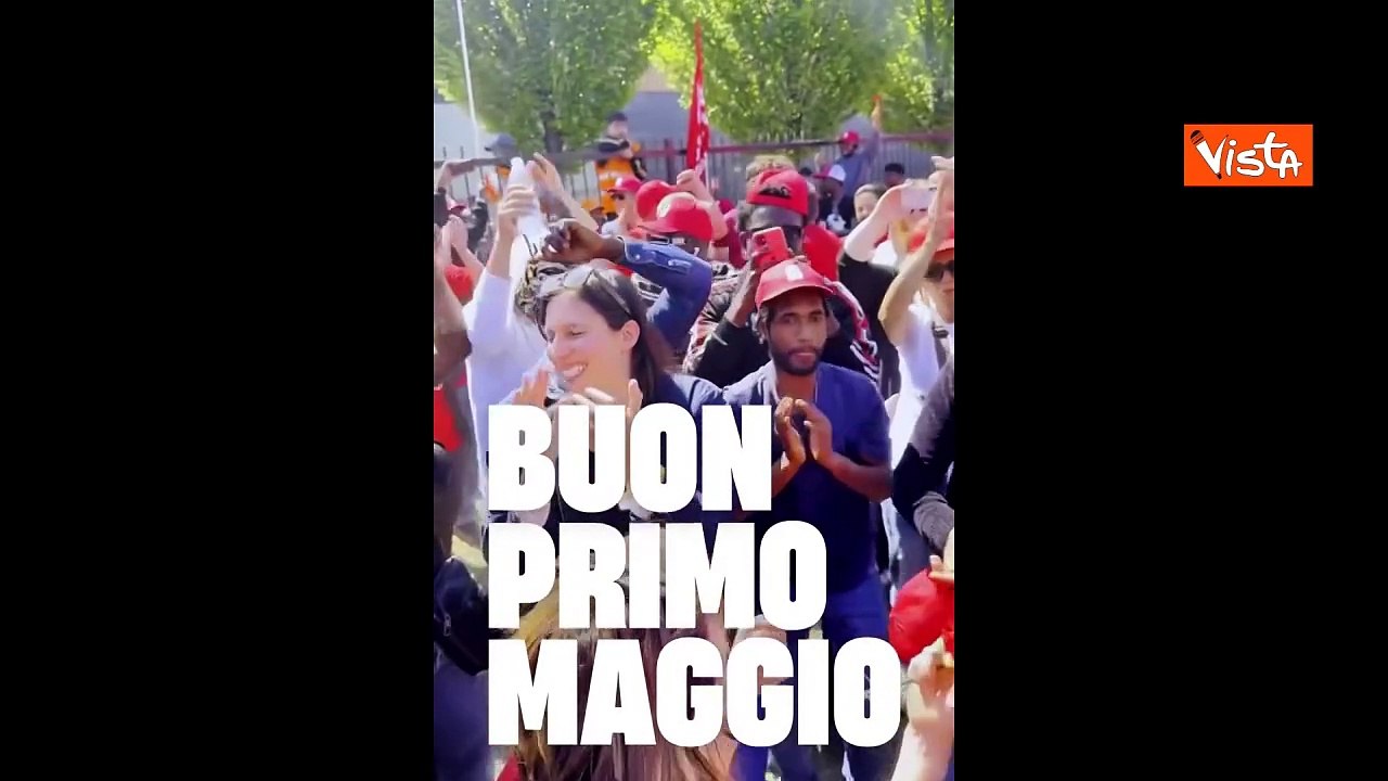 Schlein tra gli operai con i garofani rossi, gli auguri della segretaria Pd per il Primo Maggio
