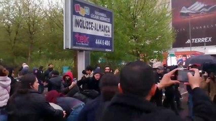 Taksim iradesinin sürdürenlerin Mecidiyeköy'de direnişi sürüyor. İşkenceli gözaltılara tepki göstenlere polis saldırdı. Birbiriyle kenetlenenler gözaltıları engellemeye çalışıyor.