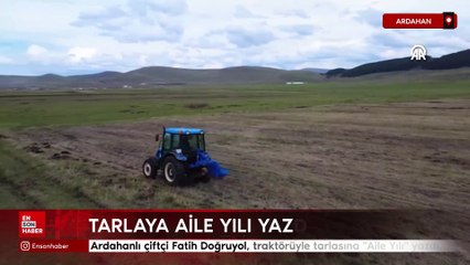 Ardahanlı çiftçi tarlasına traktörüyle Aile Yılı yazdı