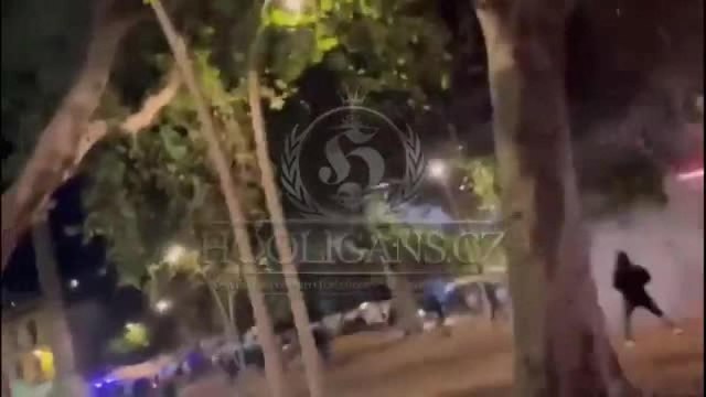 Guerriglia urbana a Siviglia nella notte: scontri tra tifoserie del Betis e della Fiorentina