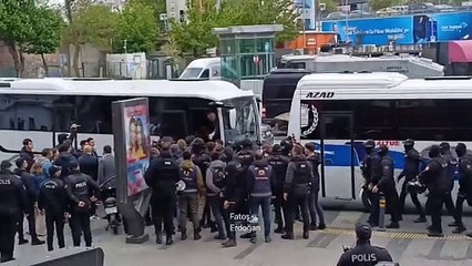 Eylem nerede Mahmut Tanal orada: Gözaltıları engellemek için polis aracına çıktı
