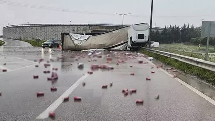 Bursa'da devrilen TIR’ın dorsesinde yüklü içki kutuları yola saçıldı
