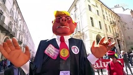 Primo Maggio, a Torino spuntano i fantocci di Trump e Meloni