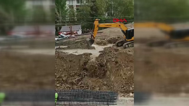 Sultangazi'de inşaat çalışmasında boru patladı, cadde ve sokakları su bastı
