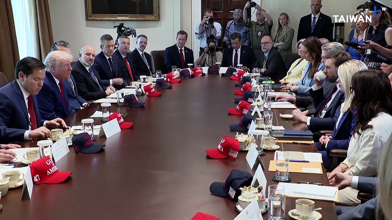 Trump Defends Tariffs as U.S. GDP Shrinks