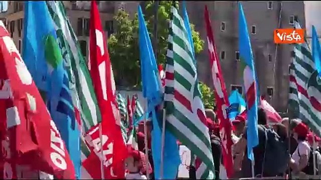 Primo Maggio, bandiere e palloncini con i colori dei sindacati alla manifestazione a Roma