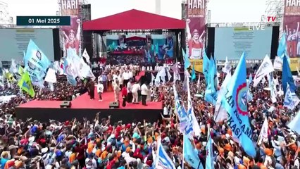 Saat Puan Ajak Prabowo Selfie di Atas Panggung Acara Hari Buruh